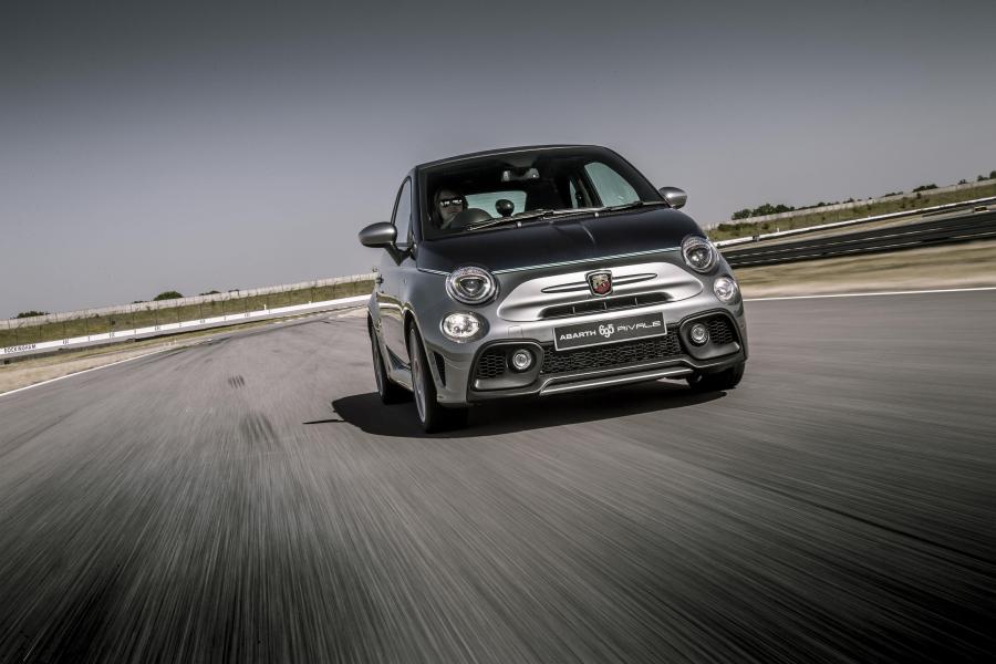  Abarth 695C Rivale 2017 года  (UK) (фото 2 из 12)